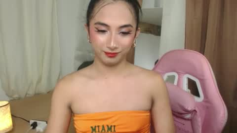 Snapshot of hugeasiancockandrea chatting on 02.14.25 drea online show from 02.14.25