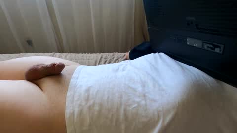 Snapshot of hugecumshots1 chatting on 10.20.25 HugeCumshots online show from 10.20.25