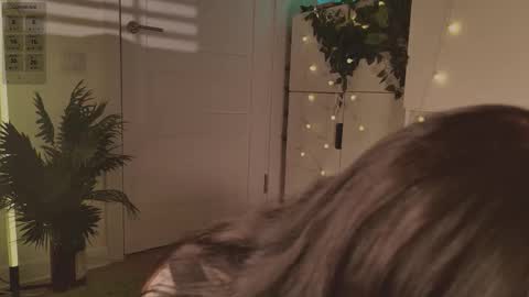 Snapshot of hugme_ chatting on 01.16.26 Mika online show from 01.16.26