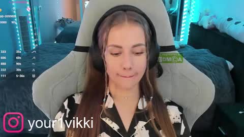 Snapshot of hustleebabyy_vikki chatting on 02.20.25 Vika online show from 02.20.25