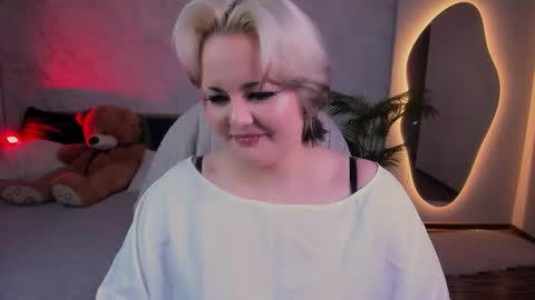 Snapshot of hwasamoore chatting on 03.06.26 Hwasa online show from 03.06.26