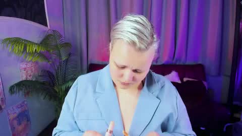 Snapshot of hwasamoore chatting on 04.15.26 Hwasa online show from 04.15.26