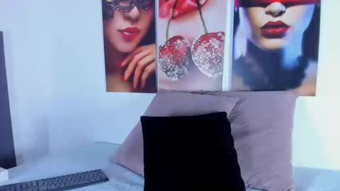 Snapshot of i_am_dolls chatting on 09.09.25 The Dolls online show from 09.09.25