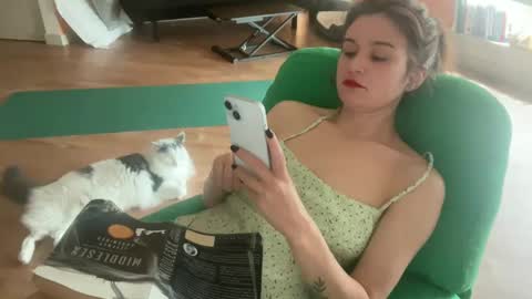 Snapshot of i_love_olive chatting on 09.08.25 Olive online show from 09.08.25