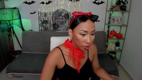 Snapshot of i_lulu chatting on 10.31.25 Lul  online show from 10.31.25