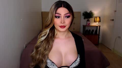 Snapshot of i_luv_2_fuck_you chatting on 12.18.25 QUEEN SUSSIE BROWN online show from 12.18.25