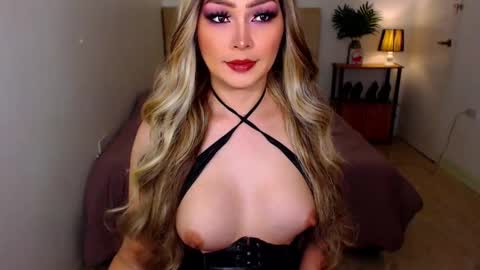 Snapshot of i_luv_2_fuck_you chatting on 12.22.25 QUEEN SUSSIE BROWN online show from 12.22.25