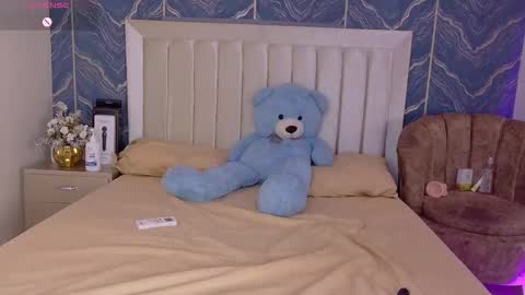 iam_nicolle online show from 12.04.25