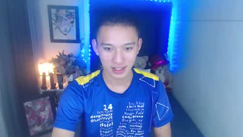 Snapshot of iconicmateo chatting on 12.18.24 Mateo online show from 12.18.24