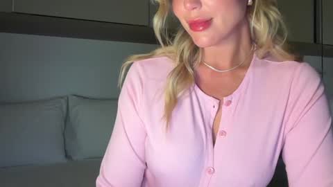 Snapshot of iiivy_ chatting on 03.10.25 Ivy online show from 03.10.25