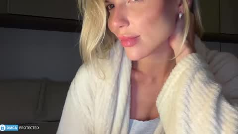 Snapshot of iiivy_ chatting on 10.27.25 Ivy online show from 10.27.25