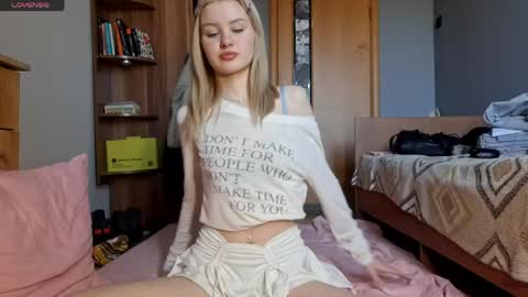 Snapshot of ilianamessersmith chatting on 04.24.26 ShyLuna online show from 04.24.26