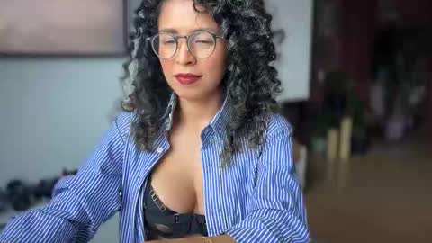 Snapshot of illaroom chatting on 10.11.25 Kloe online show from 10.11.25