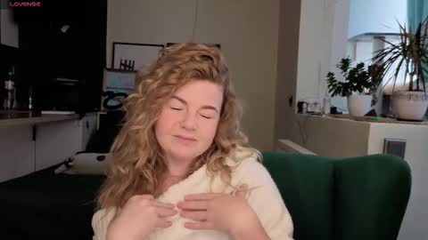 Snapshot of illuminea chatting on 01.06.26 Jenny online show from 01.06.26