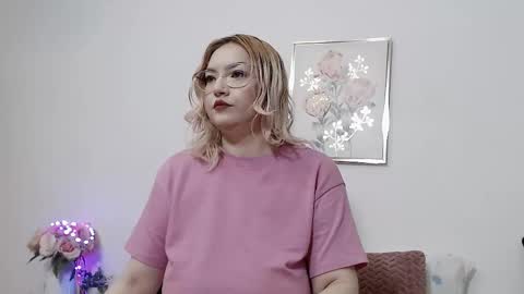 Snapshot of ina_pearl chatting on 11.06.25 Ina online show from 11.06.25