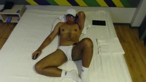 Snapshot of incrediballz chatting on 09.27.25 incrediballz online show from 09.27.25