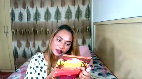 Snapshot of indiansecretlove20 chatting on 02.15.25 goddess online show from 02.15.25