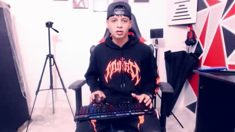 Snapshot of indomitablebeast chatting on 11.20.25 matias online show from 11.20.25