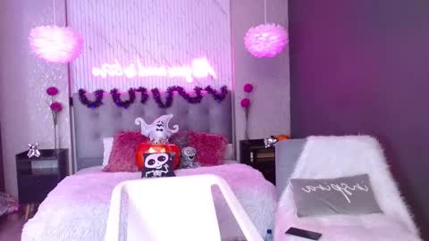 Snapshot of indy_moore chatting on 11.04.25 INDY online show from 11.04.25