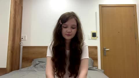 Snapshot of inellheinen chatting on 05.21.26 Viola online show from 05.21.26