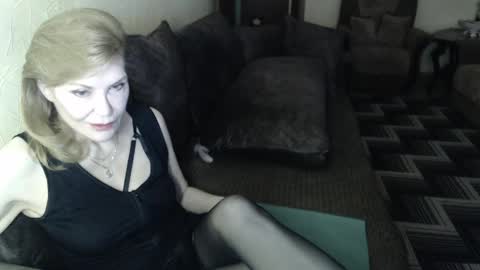 Snapshot of irenalegs chatting on 04.21.26 irenalegs online show from 04.21.26