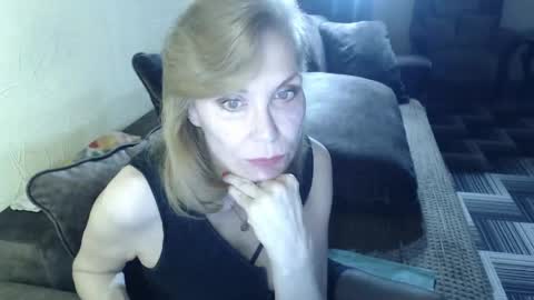 Snapshot of irenalegs chatting on 04.28.26 irenalegs online show from 04.28.26
