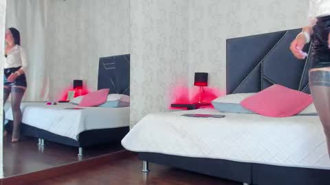 Queen Iris online show from 12.15.25