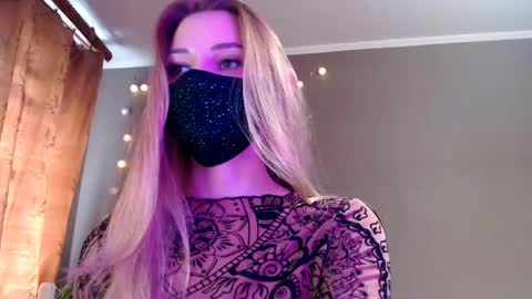 Snapshot of iris_lave chatting on 05.12.26 Lily online show from 05.12.26