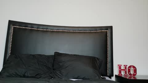 Snapshot of iris_the_squirter chatting on 12.23.25 Iris online show from 12.23.25