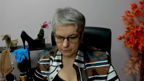Snapshot of iris_xdesire chatting on 12.16.24 I R I S online show from 12.16.24