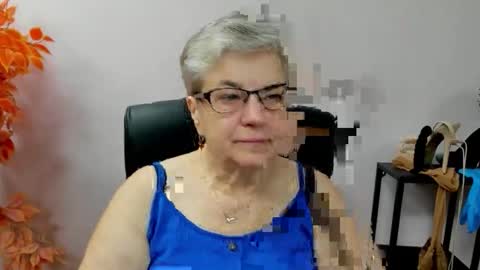Snapshot of iris_xdesire chatting on 10.13.25 I R I S online show from 10.13.25