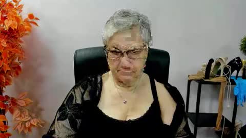 Snapshot of iris_xdesire chatting on 10.27.25 I R I S online show from 10.27.25