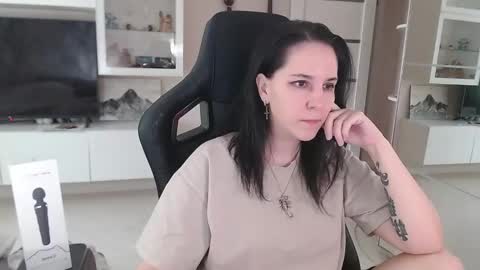 Irwi Tomboy online show from 03.11.25