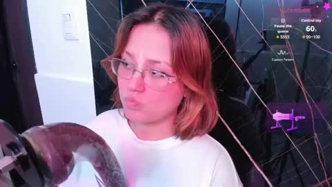 Snapshot of isa_grey_ chatting on 09.27.25 Isa online show from 09.27.25