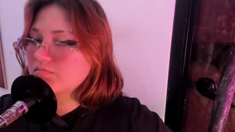 Snapshot of isa_grey_ chatting on 09.28.25 Isa online show from 09.28.25