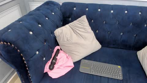 Snapshot of isa_little4u chatting on 12.20.24 online show from 12.20.24