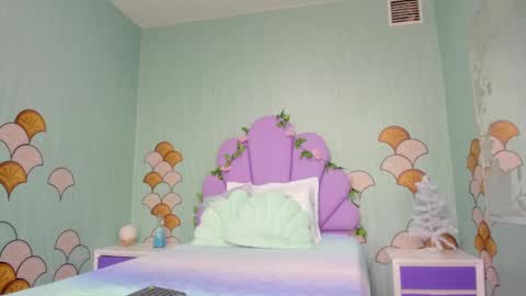 Snapshot of isa_little4u chatting on 12.30.24 online show from 12.30.24