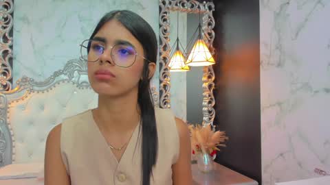 Snapshot of isa_little4u chatting on 01.25.25 online show from 01.25.25