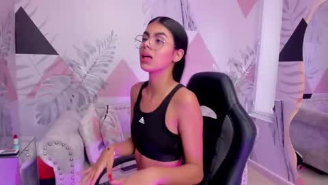 Snapshot of isa_little4u chatting on 03.08.25 online show from 03.08.25
