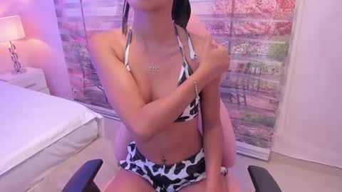Snapshot of isa_little4u chatting on 09.16.25 online show from 09.16.25