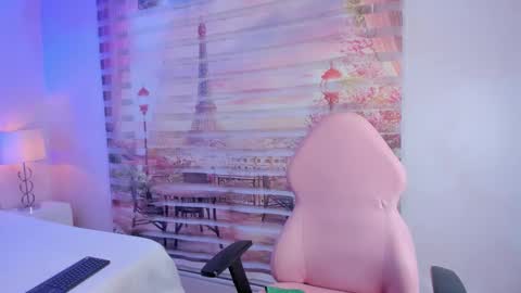 Snapshot of isa_little4u chatting on 10.04.25 online show from 10.04.25