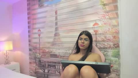 Snapshot of isa_little4u chatting on 10.08.25 online show from 10.08.25