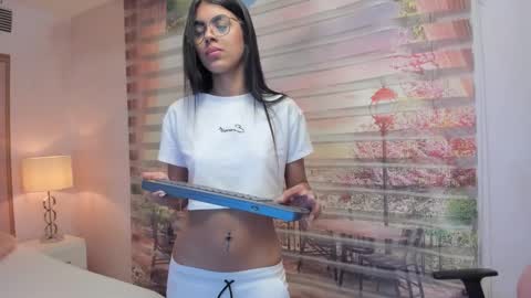 Snapshot of isa_little4u chatting on 10.15.25 online show from 10.15.25