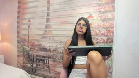 Snapshot of isa_little4u chatting on 10.17.25 online show from 10.17.25