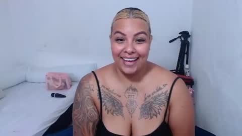 Snapshot of isabella_hots chatting on 06.26.26 estefania online show from 06.26.26