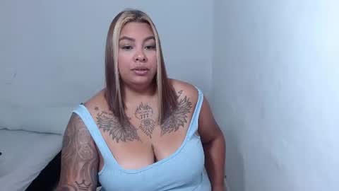 Snapshot of isabella_hots chatting on 07.25.26 estefania online show from 07.25.26