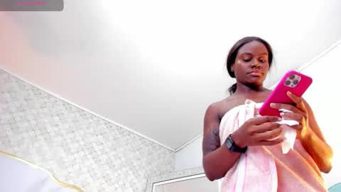 Snapshot of isabellabroms21 chatting on 10.08.25 v online show from 10.08.25