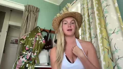 Snapshot of isabellesings chatting on 01.08.26 isabellesings online show from 01.08.26