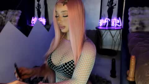 Isa online show from 12.04.25