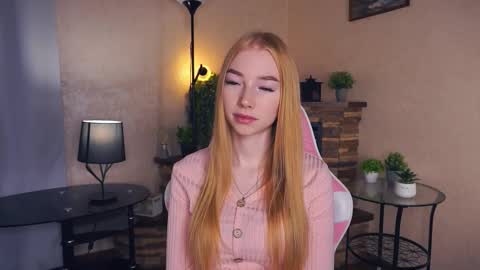 Snapshot of isauralindamood chatting on 11.26.25 Ramonita online show from 11.26.25